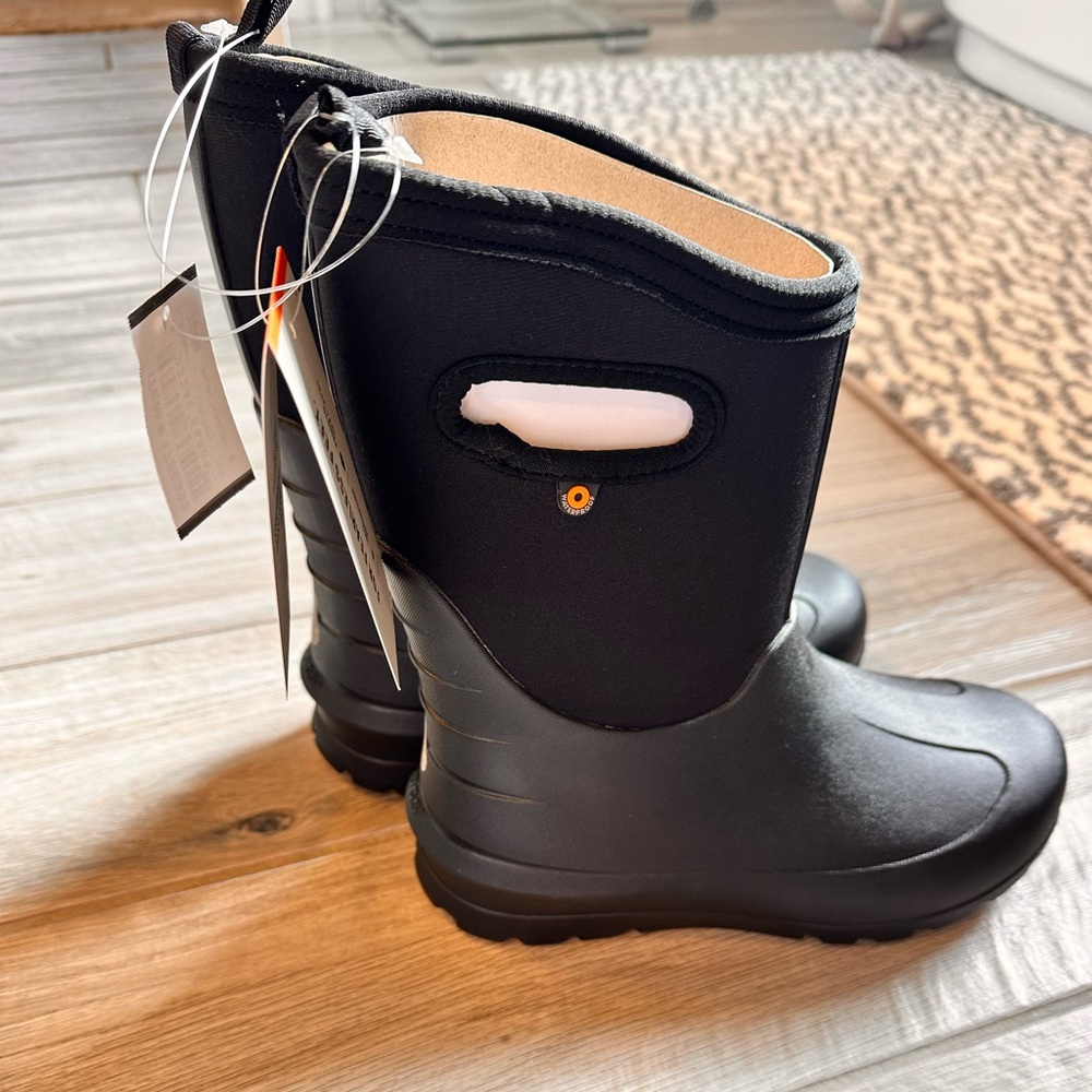 Brand New Youth BOGS boots